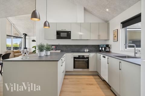 Kjøkkenet i luksushus nr. 617 er fullt utstyrt så dere lett kan lage mat til 14 personer.