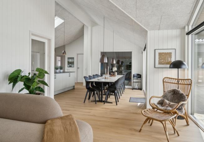 Det er plass til 14 personer i det store lyse oppholdsrommet i luksushus nr. 617.