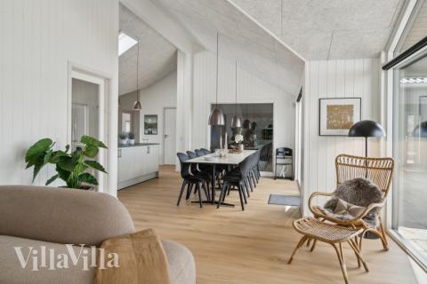 Det er plass til 14 personer i det store lyse oppholdsrommet i luksushus nr. 617.