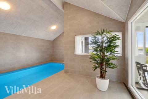 Feriehus 617 har et flott basseng med sklie, et stort innebygd boblebad og en badstue