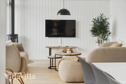 Det er god plass til hygge i feriehusets sofagruppe under oppholdet i luksushus nr. 617