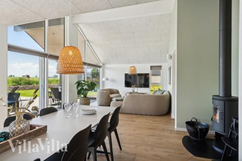 Det er plass til 16 personer i det store lyse oppholdsrommet i luksushus nr. 618.