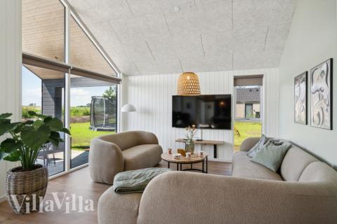 Sofaen i luksushus nr. 618 i Fyn og øyer er perfekt for å hygge seg med et brettspill eller se en film sammen.