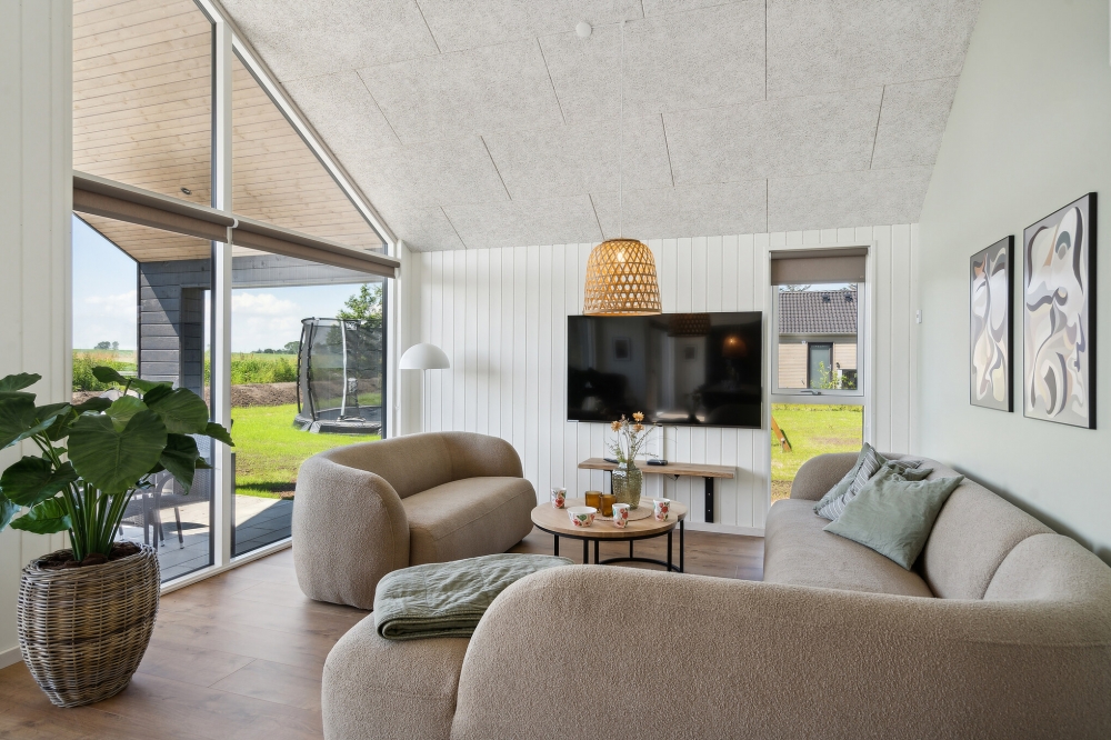 Sofaen i luksushus nr. 618 i Fyn og øyer er perfekt for å hygge seg med et brettspill eller se en film sammen.