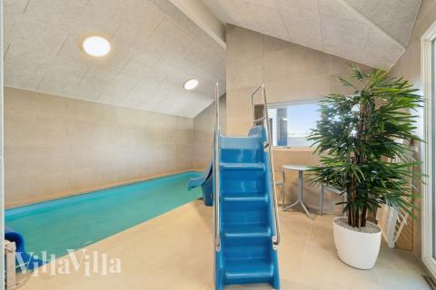 Feriehus 618 har et flott basseng med sklie, et stort innebygd boblebad og en badstue