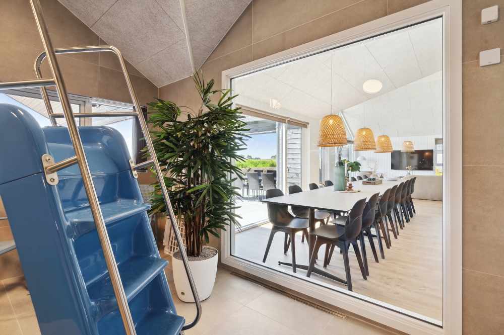 Det flotte bassenget i luksushus nr. 618 til 16 personer