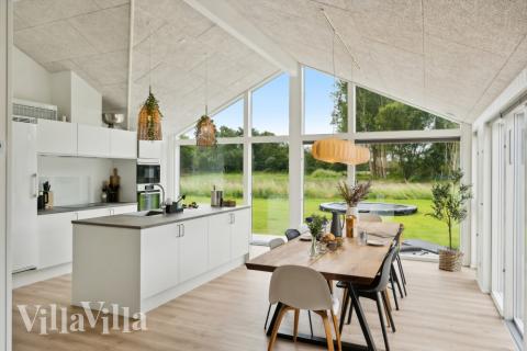 Det er plass til 12 personer i det store lyse oppholdsrommet i luksushus nr. 620.