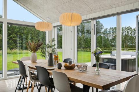 Det er god plass til at 12 personer sitter sammen i feriehusets oppholdsrom under et besøk i luksushus 620 i Lolland/Falster/Møn.
