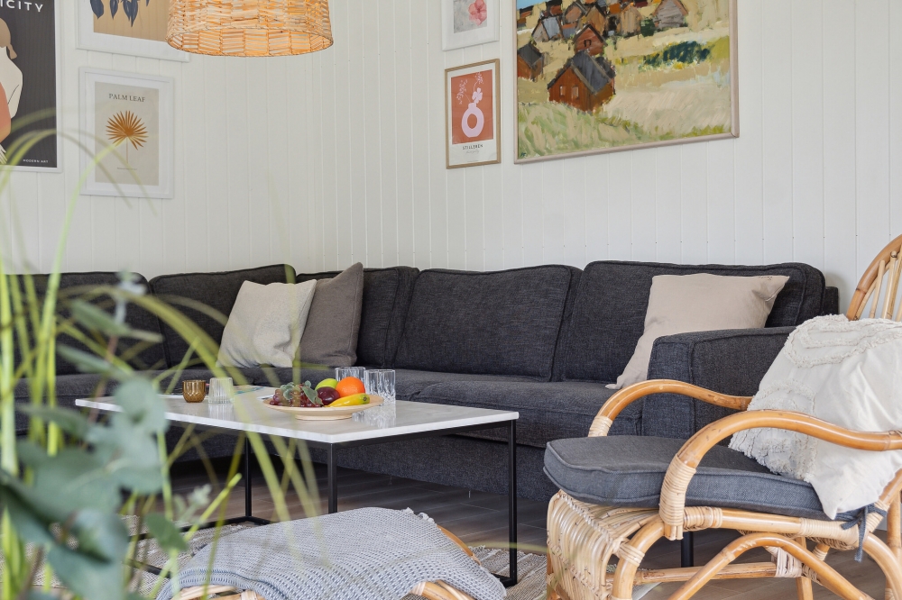 Sofaen i luksushus nr. 620 i Lolland/Falster/Møn er perfekt for å hygge seg med et brettspill eller se en film sammen.