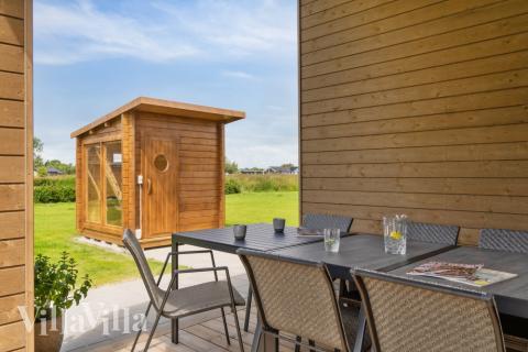 Nyt en grillkveld på terrassen i luksushus nr. 620 i Lolland/Falster/Møn