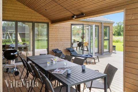 På terrassen i feriehus nr. 620 er det plass til 12 personer.