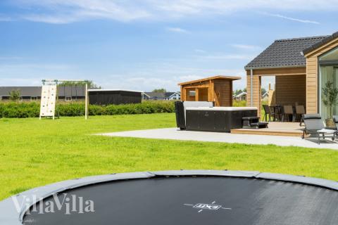 I det attraktive feriehuset nr. 620 i Lolland/Falster/Møn finnes det mengder av utendørsaktiviteter, som leketårn og huskestativ.