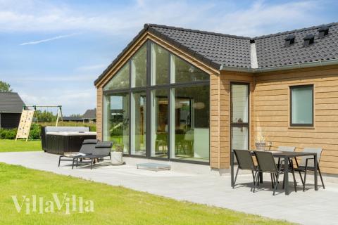 Luksushus nr. 620 har en deilig terrasse med gode hagemøbler til 12 personer.