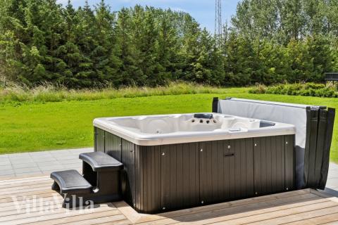Nyt varmen i boblebadet i luksushus nr. 620 i Lolland/Falster/Møn