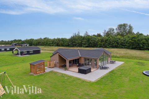 Dette lekre huset med svømmebasseng, nr. 620, med plass til 12 personer, ligger i Lolland/Falster/Møn