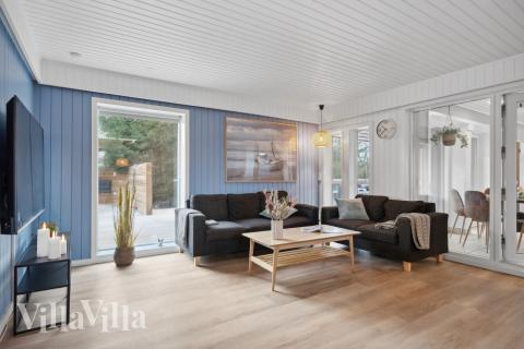 Det er god plass til hygge i feriehusets sofagruppe under oppholdet i luksushus nr. 623