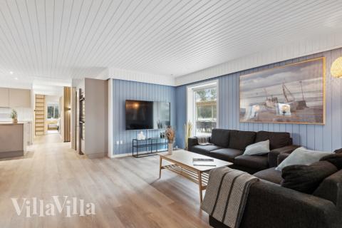 Sofaen i luksushus nr. 623 i Vestjylland er perfekt for å hygge seg med et brettspill eller se en film sammen.