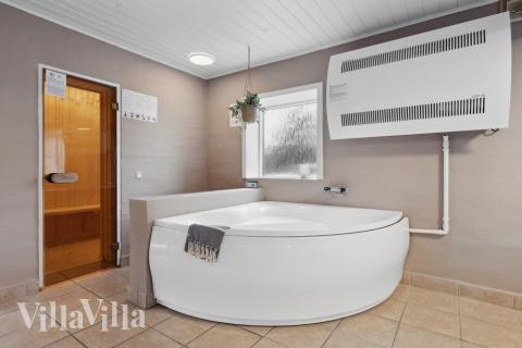 Nyt varmen i boblebadet i luksushus nr. 623 i Vestjylland
