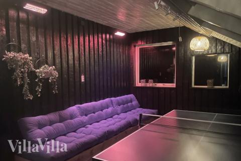 På terrassen i feriehus nr. 623 er det plass til 15 personer.