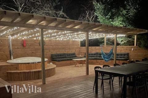 Nyt en grillkveld på terrassen i luksushus nr. 623 i Vestjylland