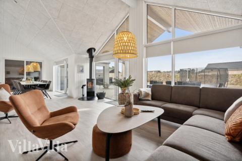 Det er god plass til hygge i feriehusets sofagruppe under oppholdet i luksushus nr. 624