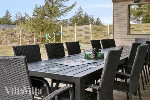 Nyt en grillkveld på terrassen i luksushus nr. 624 i Sydjylland
