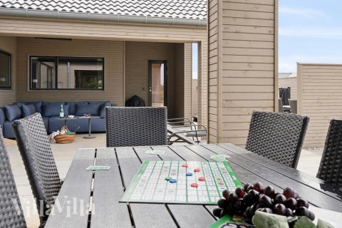 På terrassen i feriehus nr. 624 er det plass til 14 personer.