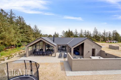 Dette lekre huset med svømmebasseng, nr. 624, med plass til 14 personer, ligger i Sydjylland