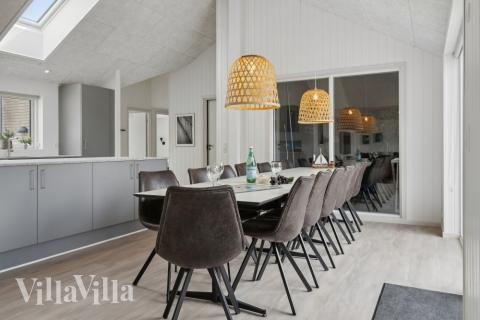 Det er plass til 14 personer i det store lyse oppholdsrommet i luksushus nr. 624.