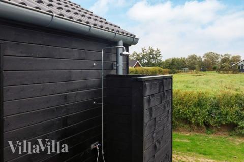 I det attraktive feriehuset nr. 625 i Lolland/Falster/Møn finnes det mengder av utendørsaktiviteter, som leketårn og huskestativ.