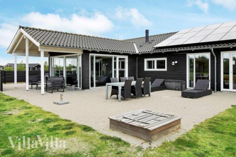 På terrassen i feriehus nr. 626 er det plass til 14 personer.