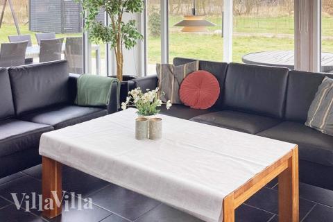Sofaen i luksushus nr. 626 i Lolland/Falster/Møn er perfekt for å hygge seg med et brettspill eller se en film sammen.