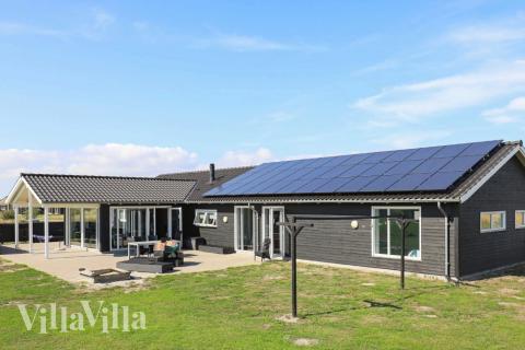 Dette lekre huset med svømmebasseng, nr. 626, med plass til 14 personer, ligger i Lolland/Falster/Møn