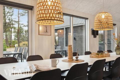 Det er plass til 20 personer i det store lyse oppholdsrommet i luksushus nr. 627.