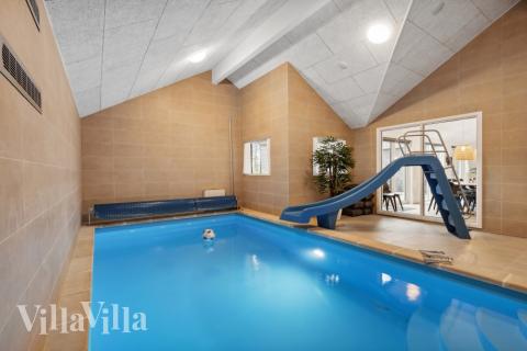 Det flotte bassenget i luksushus nr. 627 til 20 personer