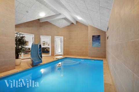 Feriehus 627 har et flott basseng med sklie, et stort innebygd boblebad og en badstue