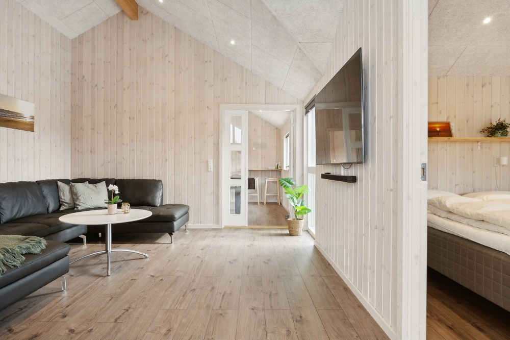 Sofaen i luksushus nr. 628 i Nordjylland er perfekt for å hygge seg med et brettspill eller se en film sammen.