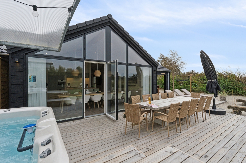 Nyt en grillkveld på terrassen i luksushus nr. 628 i Nordjylland
