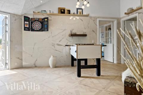 Luksushus nr. 629 til 20 personer tilbyr et stort aktivitetsrom med bl.a. biljard og dart