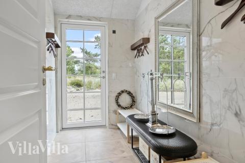 Det romslige inngangspartiet til luksushus nr. 629 i Sydjylland