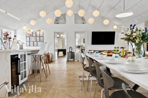 Det er plass til 20 personer i det store lyse oppholdsrommet i luksushus nr. 629.