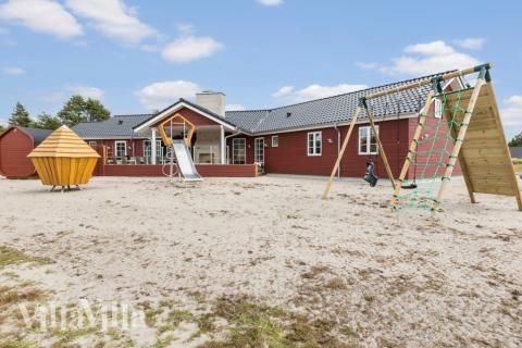 Dette lekre huset med svømmebasseng, nr. 629, med plass til 20 personer, ligger i Sydjylland