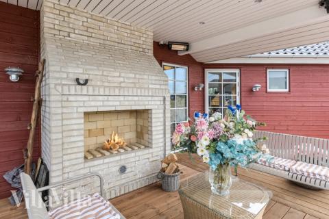 Nyt en grillkveld på terrassen i luksushus nr. 629 i Sydjylland