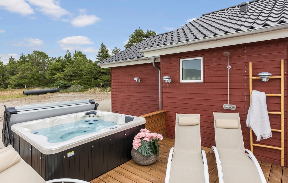 Nyt varmen i boblebadet i luksushus nr. 629 i Sydjylland