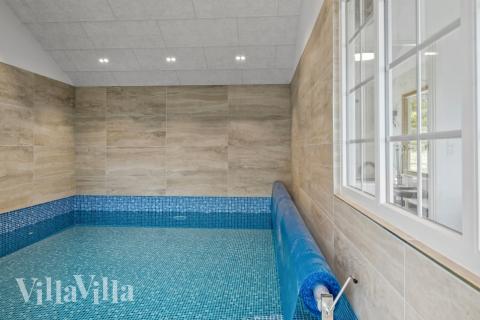 Feriehus 629 har et flott basseng med sklie, et stort innebygd boblebad og en badstue