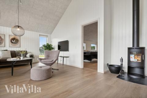 Sofaen i luksushus nr. 631 i Sydjylland er perfekt for å hygge seg med et brettspill eller se en film sammen.