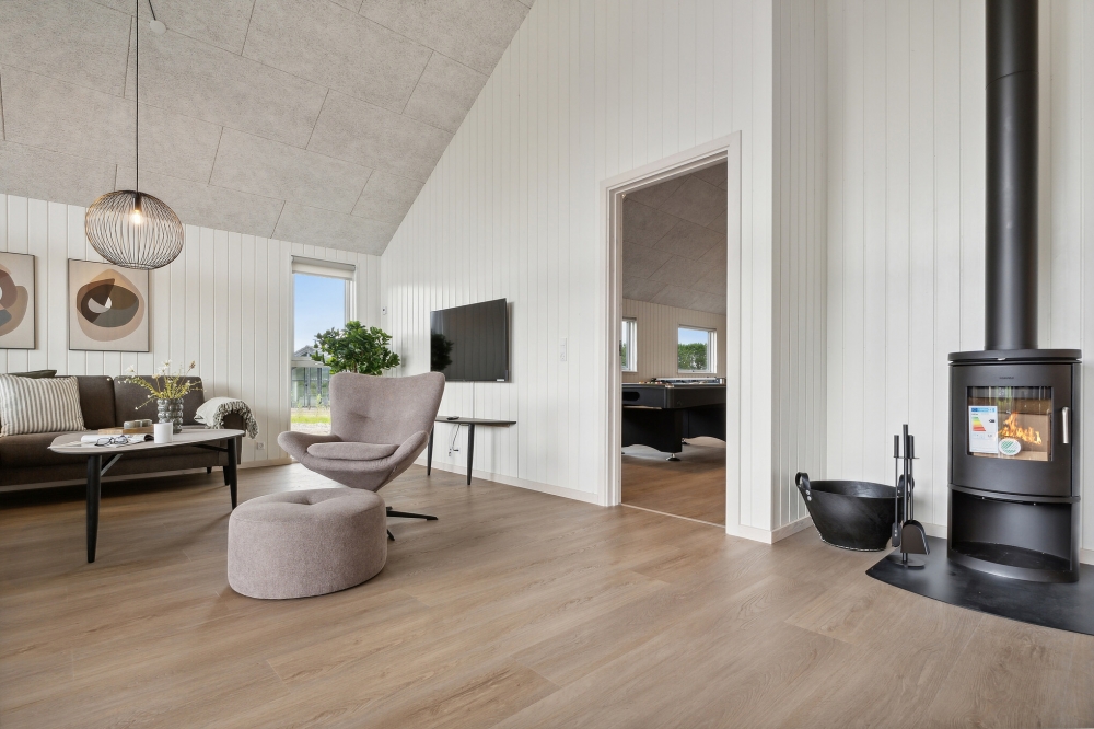 Sofaen i luksushus nr. 631 i Sydjylland er perfekt for å hygge seg med et brettspill eller se en film sammen.