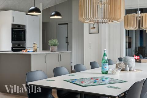 Det er plass til 18 personer i det store lyse oppholdsrommet i luksushus nr. 632.