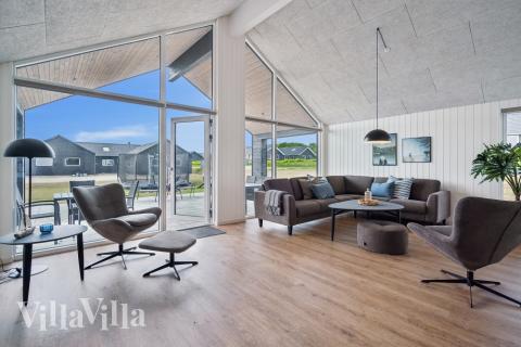 Sofaen i luksushus nr. 632 i Sydjylland er perfekt for å hygge seg med et brettspill eller se en film sammen.