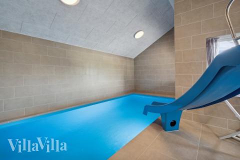 Feriehus 632 har et flott basseng med sklie, et stort innebygd boblebad og en badstue